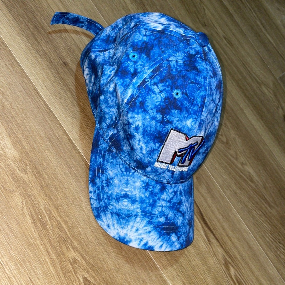 M TV blue tie die dad hat